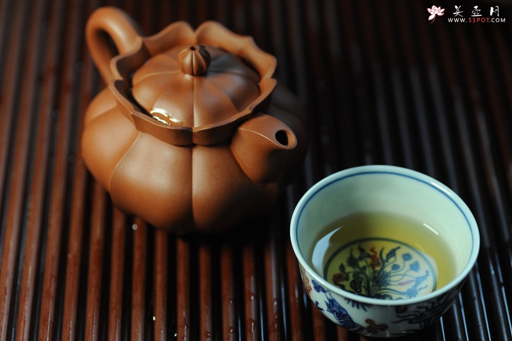 紫砂壶图片：优质清水泥精品莲花僧帽 难度大 线条干净利落 - 宜兴紫砂壶网