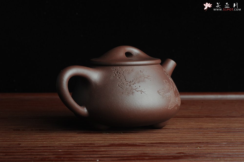 紫砂壶图片：美壶特惠 经典平盖小石瓢 满瓢（景舟石瓢）方健双刀即兴装饰松下高士煮茶图 泥料超好 做工灰常精致 - 宜兴紫砂壶网