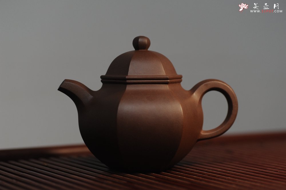紫砂壶图片：大气端庄 线条流畅 全手工精品六方掇球 - 宜兴紫砂壶网