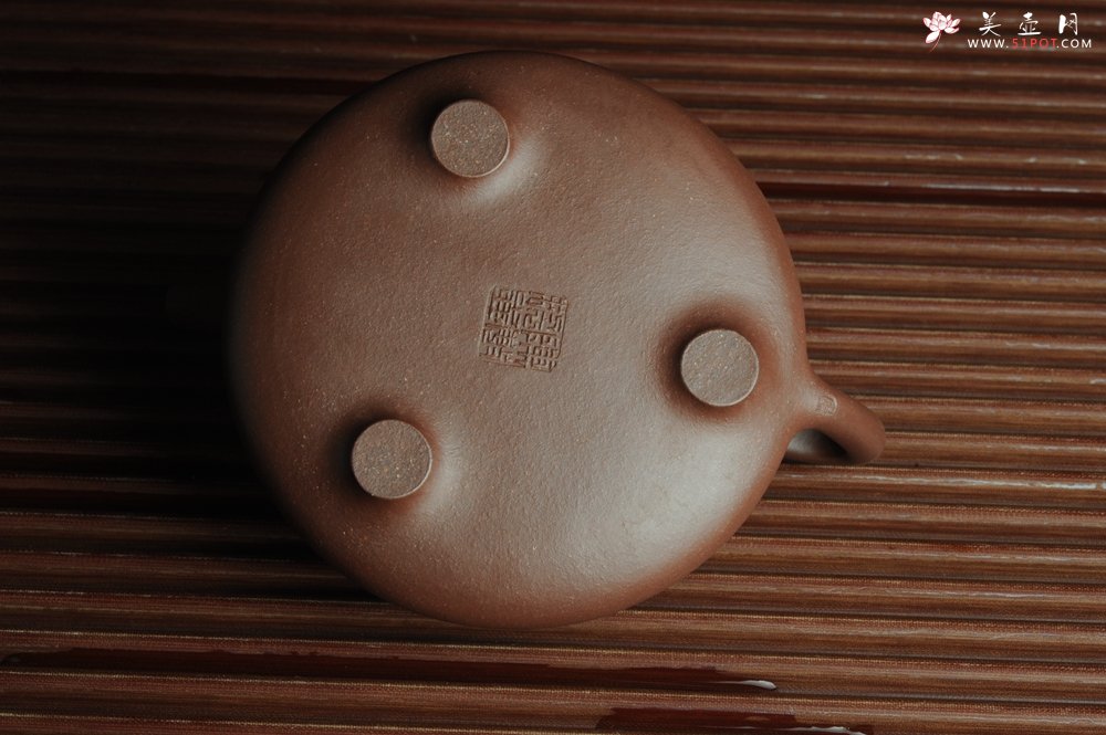 紫砂壶图片：优质紫泥 全手工摹古子冶石瓢 骨肉匀挺 清茗堂助工文气装饰通转梅花 暗香袭来 - 宜兴紫砂壶网