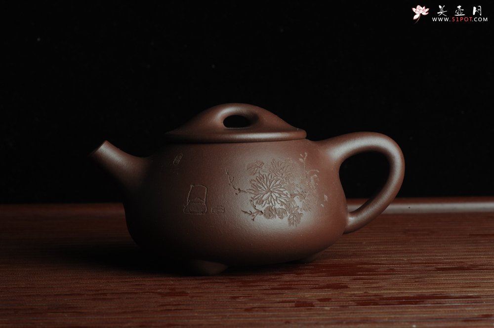 紫砂壶图片：美壶特惠 深丛隐孤芳 经典平盖小石瓢 满瓢（景舟石瓢）装饰菊花 泥料超好高档包装 做工灰常精致 - 宜兴紫砂壶网