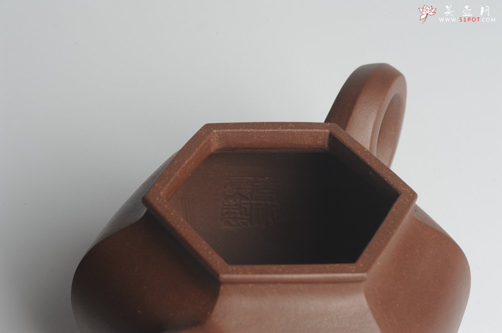紫砂壶图片：大气端庄 线条流畅 全手工精品六方掇球 - 宜兴紫砂壶网