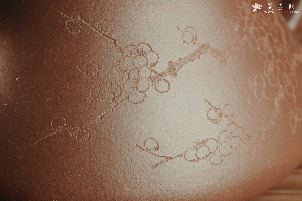 紫砂壶图片：优质紫泥 全手工摹古子冶石瓢 骨肉匀挺 清茗堂助工文气装饰通转梅花 暗香袭来 - 宜兴紫砂壶网