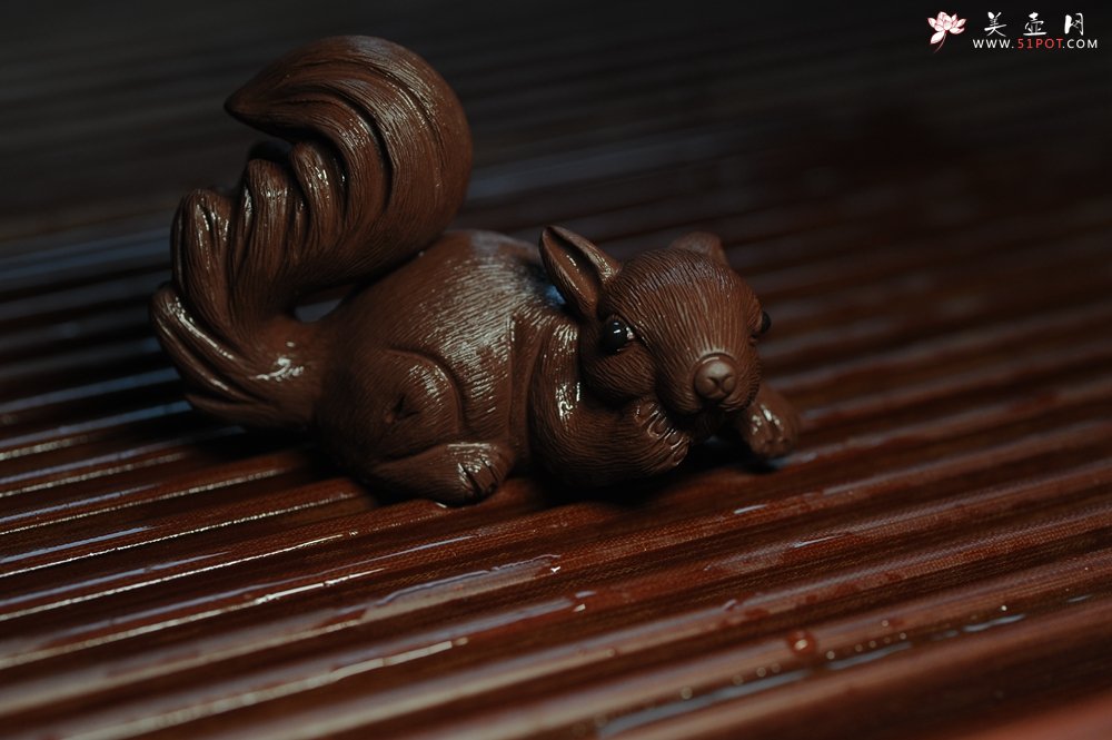 紫砂壶图片：美宠特惠 精致手工茶宠紫泥拉毛松鼠 神态可掬 有趣 - 宜兴紫砂壶网