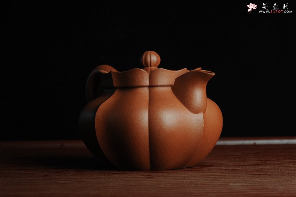 紫砂壶图片：优质清水泥精品莲花僧帽 难度大 线条干净利落 - 宜兴紫砂壶网