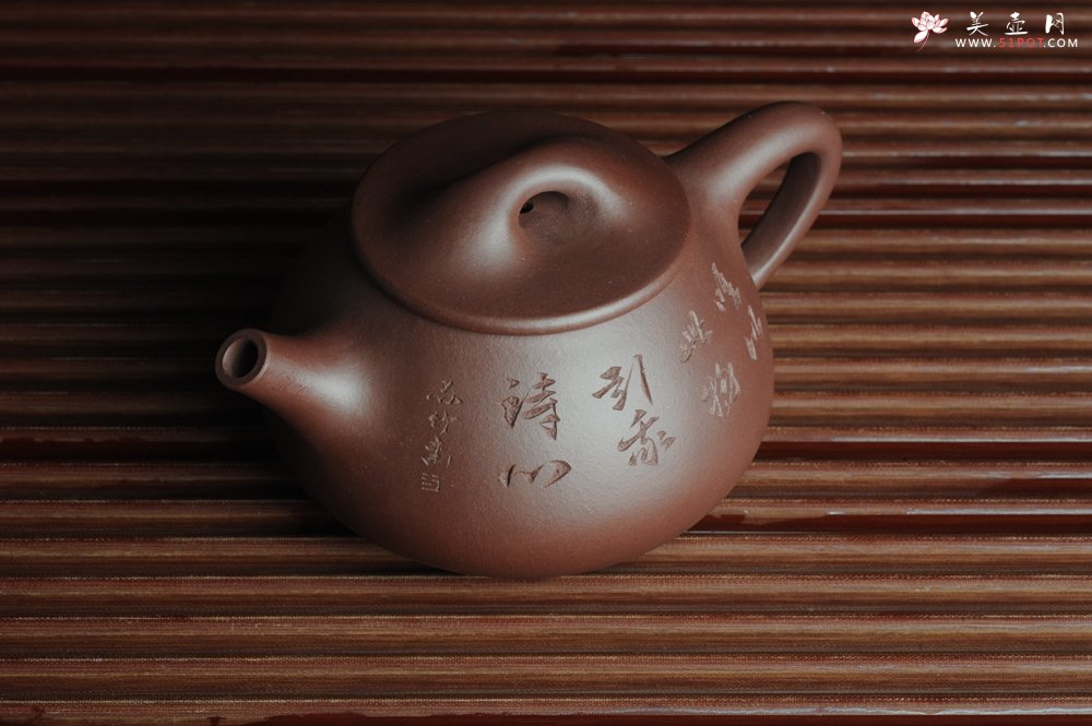 紫砂壶图片：美壶特惠 经典平盖小石瓢 满瓢（景舟石瓢）方健双刀即兴装饰松下高士煮茶图 泥料超好 做工灰常精致 - 宜兴紫砂壶网