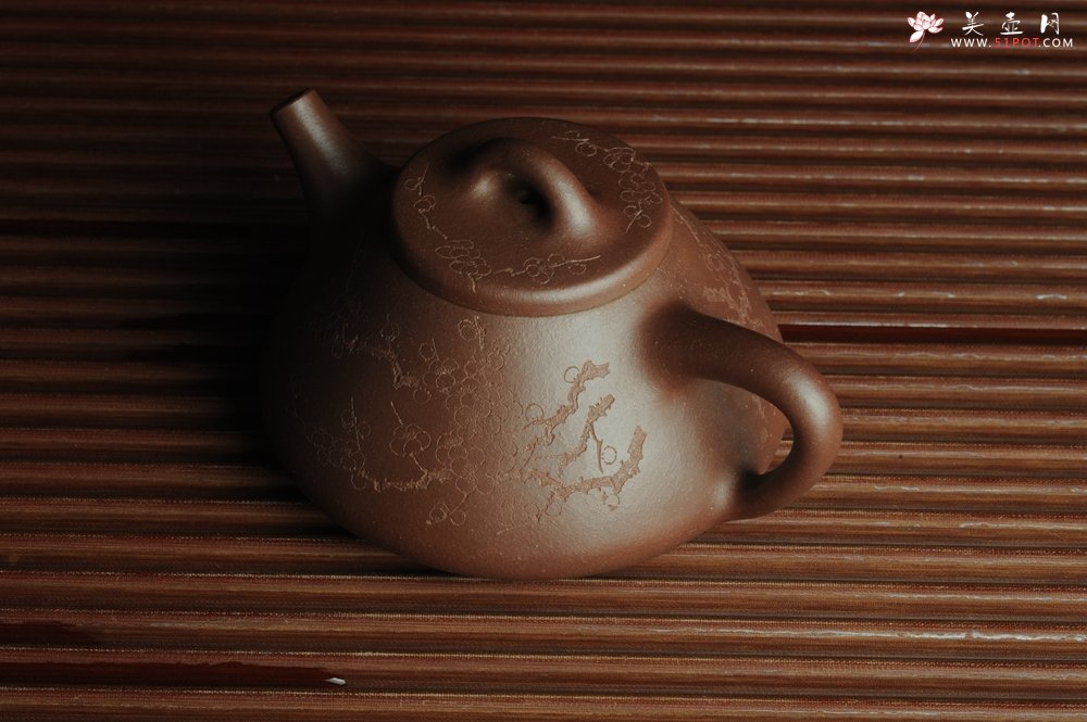 紫砂壶图片：优质紫泥 全手工摹古子冶石瓢 骨肉匀挺 清茗堂助工文气装饰通转梅花 暗香袭来 - 宜兴紫砂壶网