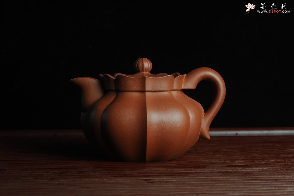 紫砂壶图片：优质清水泥精品莲花僧帽 难度大 线条干净利落 - 宜兴紫砂壶网