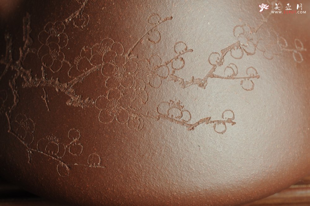 紫砂壶图片：优质紫泥 全手工摹古子冶石瓢 骨肉匀挺 清茗堂助工文气装饰通转梅花 暗香袭来 - 宜兴紫砂壶网