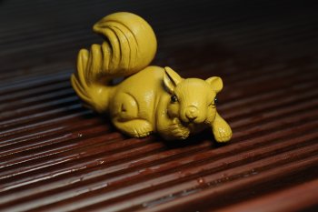 紫砂壶图片：美宠特惠 精致手工茶宠段泥拉毛松鼠 神态可掬 有趣 - 宜兴紫砂壶网
