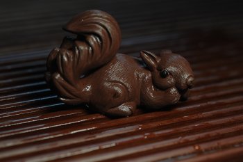 紫砂壶图片：美宠特惠 精致手工茶宠紫泥拉毛松鼠 神态可掬 有趣 - 宜兴紫砂壶网
