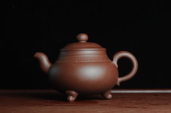 紫砂壶图片：美壶特惠三足鼎立玉鼎壶 做工精致 - 宜兴紫砂壶网