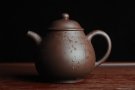 紫砂壶图片：全手工优质老紫泥潘壶刹凹成型单片拍打王新云进步之作 - 宜兴紫砂壶网