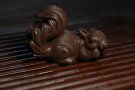 紫砂壶图片：美宠特惠 精致手工茶宠紫泥拉毛松鼠 神态可掬 有趣 - 宜兴紫砂壶网