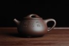 紫砂壶图片：美壶特惠 经典平盖小石瓢 满瓢（景舟石瓢）方健双刀即兴装饰松下高士煮茶图 泥料超好 做工灰常精致 - 宜兴紫砂壶网