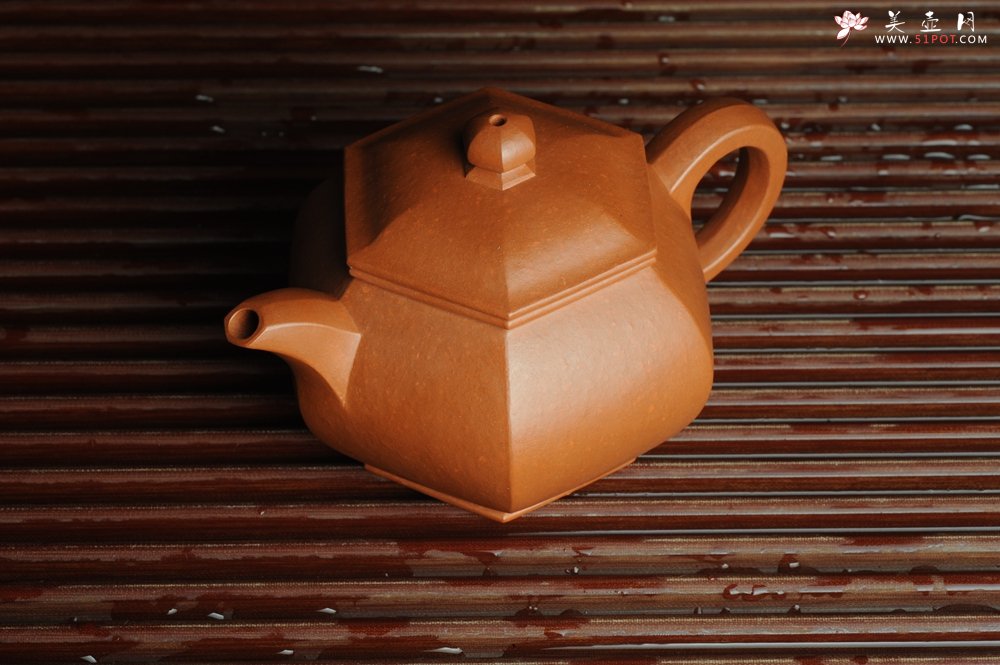 紫砂壶图片：张海莊突破之作 全手工六方宫灯 粗砂朱泥收缩大 成型难 朱砂金砂隐现 - 宜兴紫砂壶网