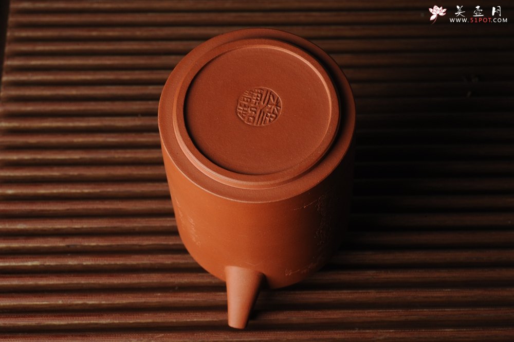 紫砂壶图片：美壶特惠 优质老清水泥文人小壶圆础 助工俞霞即兴装饰 月斜诗梦瘦 风散墨花香 - 宜兴紫砂壶网