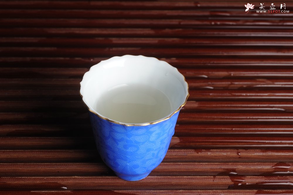 紫砂壶图片：纯手工景德镇摹古雍正蓝色扒花杯 灰常精致 送女友老婆 适合女士 - 宜兴紫砂壶网