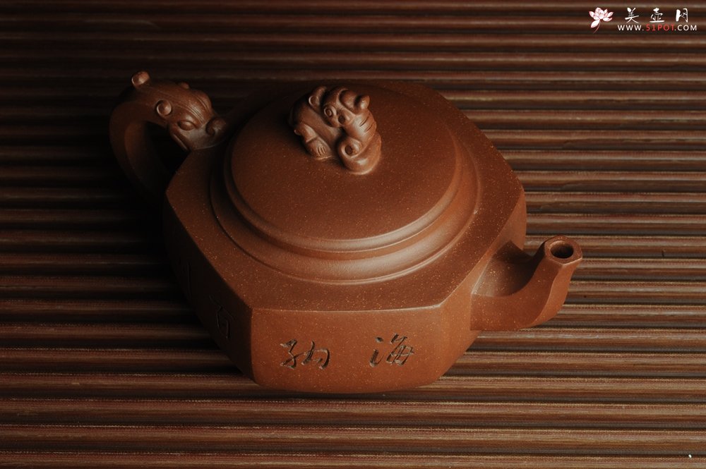 紫砂壶图片：美壶特惠 六方龙樽 刻绘山水 浑厚大气 - 宜兴紫砂壶网