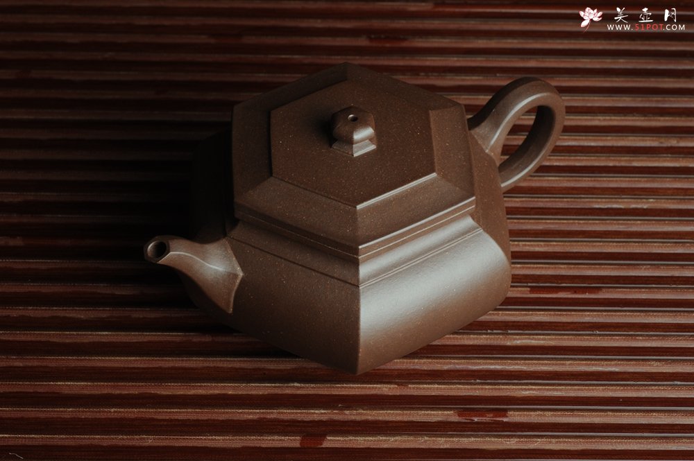 紫砂壶图片：美壶回馈壶友特惠 老紫泥精致全手工大彬六方 - 宜兴紫砂壶网