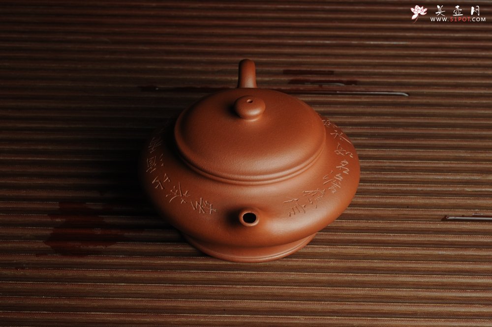 紫砂壶图片：美壶特惠 老清水泥虚扁 助工俞霞老双刀法铭文  若能杯水如名淡 应信春茶比酒浓 - 宜兴紫砂壶网