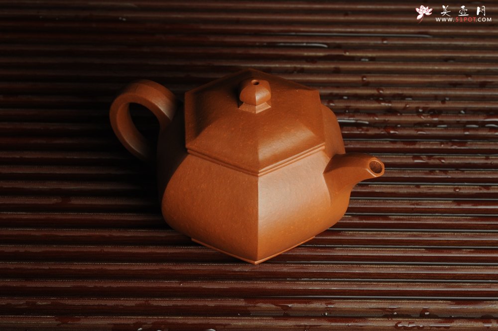 紫砂壶图片：张海莊突破之作 全手工六方宫灯 粗砂朱泥收缩大 成型难 朱砂金砂隐现 - 宜兴紫砂壶网