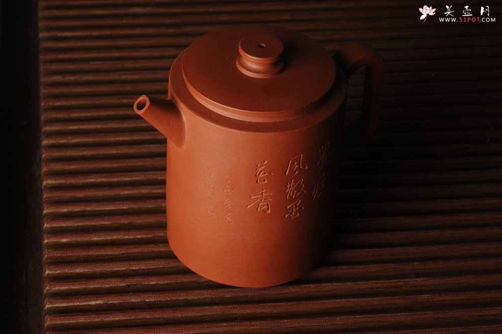 紫砂壶图片：美壶特惠 优质老清水泥文人小壶圆础 助工俞霞即兴装饰 月斜诗梦瘦 风散墨花香 - 宜兴紫砂壶网