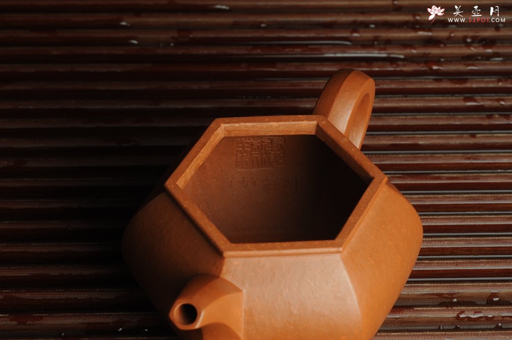紫砂壶图片：张海莊突破之作 全手工六方宫灯 粗砂朱泥收缩大 成型难 朱砂金砂隐现 - 宜兴紫砂壶网