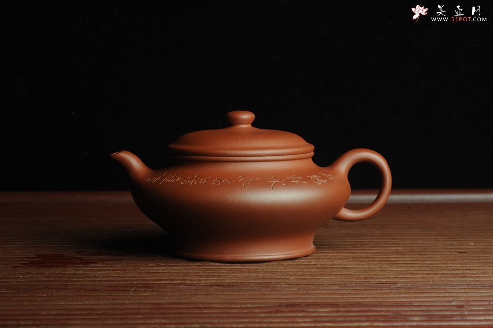 紫砂壶图片：美壶特惠 老清水泥虚扁 助工俞霞老双刀法铭文  若能杯水如名淡 应信春茶比酒浓 - 宜兴紫砂壶网