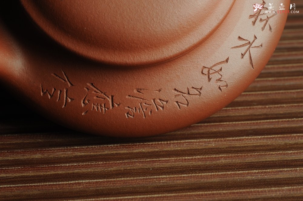 紫砂壶图片：美壶特惠 老清水泥虚扁 助工俞霞老双刀法铭文  若能杯水如名淡 应信春茶比酒浓 - 宜兴紫砂壶网