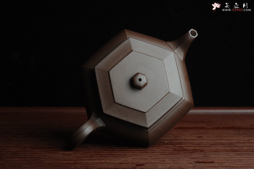 紫砂壶图片：美壶回馈壶友特惠 老紫泥精致全手工大彬六方 - 宜兴紫砂壶网