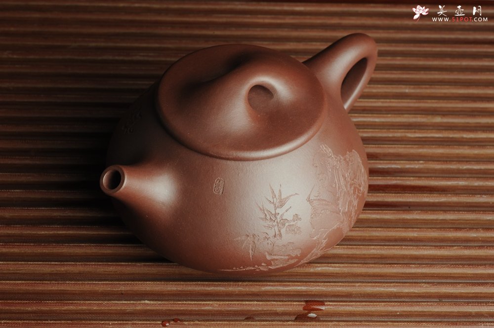 紫砂壶图片：贺岁新品 优质紫茄泥全手工高士竹图 风清气正满瓢 - 宜兴紫砂壶网