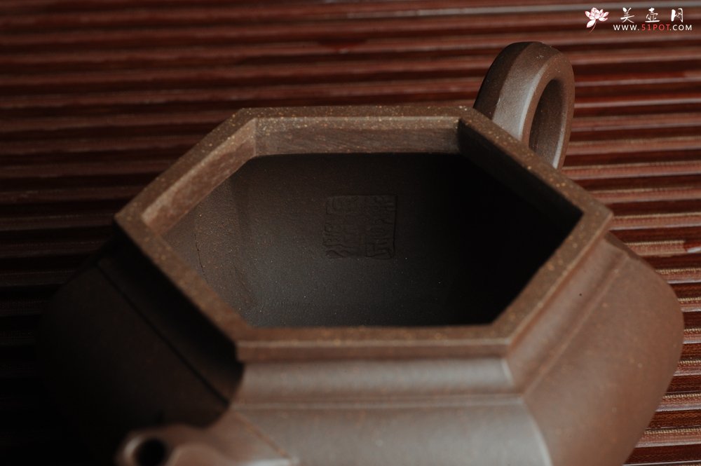 紫砂壶图片：美壶回馈壶友特惠 老紫泥精致全手工大彬六方 - 宜兴紫砂壶网