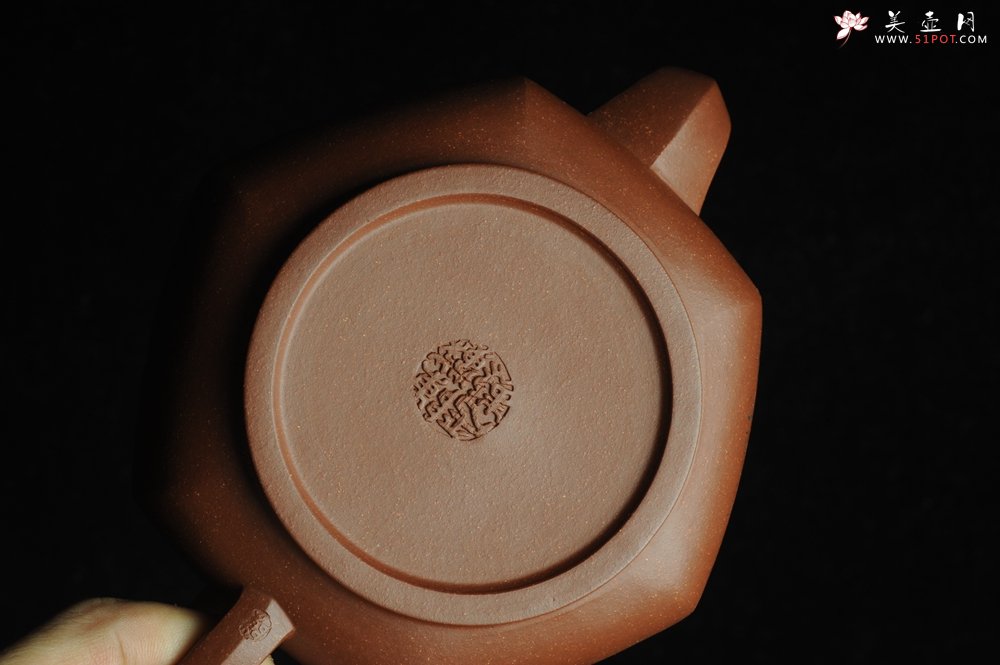 紫砂壶图片：美壶特惠 六方龙樽 刻绘山水 浑厚大气 - 宜兴紫砂壶网