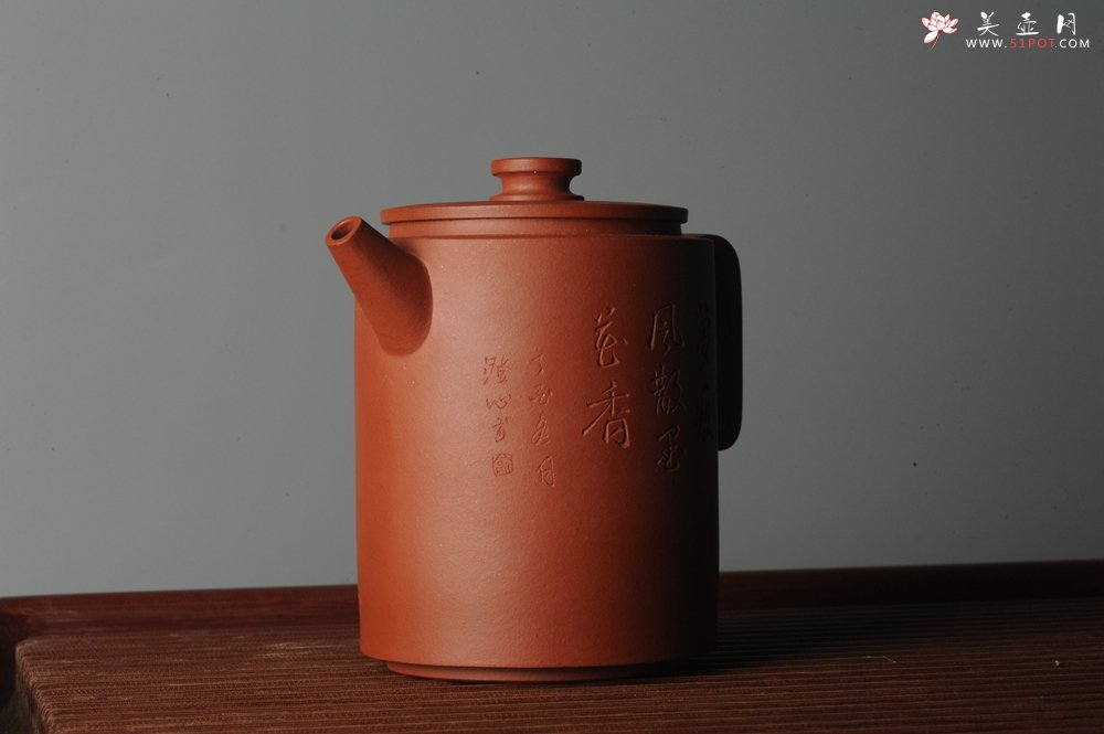 紫砂壶图片：美壶特惠 优质老清水泥文人小壶圆础 助工俞霞即兴装饰 月斜诗梦瘦 风散墨花香 - 宜兴紫砂壶网