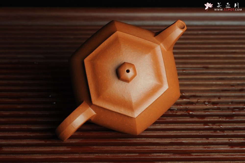 紫砂壶图片：张海莊突破之作 全手工六方宫灯 粗砂朱泥收缩大 成型难 朱砂金砂隐现 - 宜兴紫砂壶网