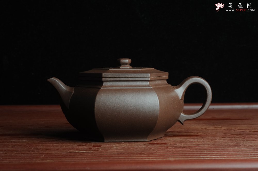 紫砂壶图片：美壶回馈壶友特惠 老紫泥精致全手工大彬六方 - 宜兴紫砂壶网