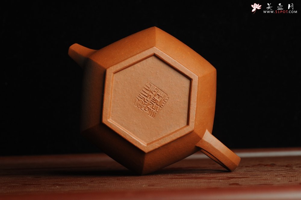 紫砂壶图片：张海莊突破之作 全手工六方宫灯 粗砂朱泥收缩大 成型难 朱砂金砂隐现 - 宜兴紫砂壶网