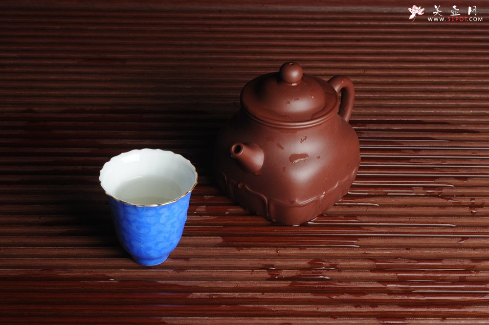 紫砂壶图片：纯手工景德镇摹古雍正蓝色扒花杯 灰常精致 送女友老婆 适合女士 - 宜兴紫砂壶网