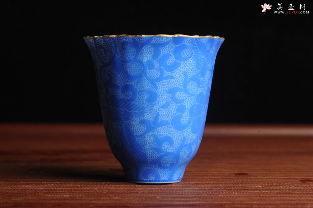 紫砂壶图片：纯手工景德镇摹古雍正蓝色扒花杯 灰常精致 送女友老婆 适合女士 - 宜兴紫砂壶网