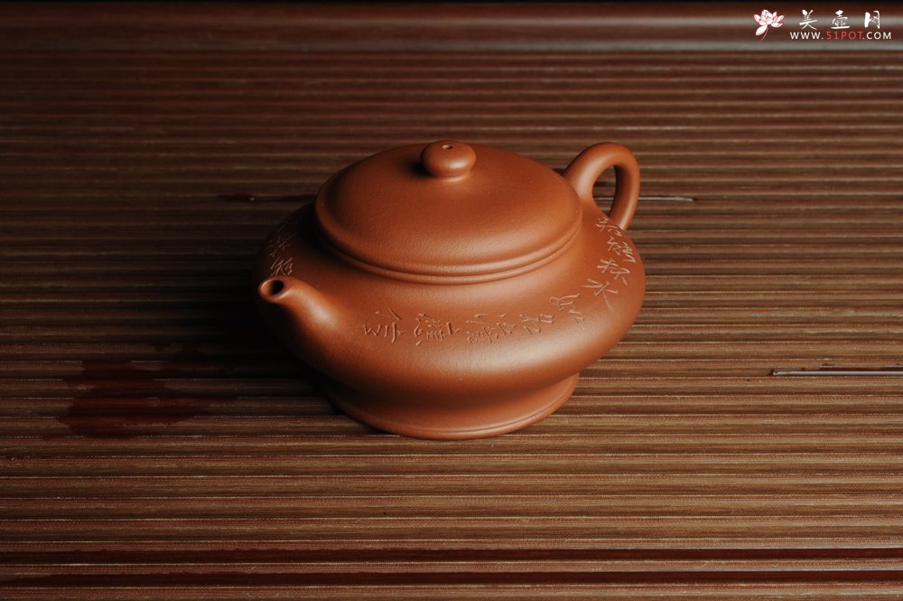 紫砂壶图片：美壶特惠 老清水泥虚扁 助工俞霞老双刀法铭文  若能杯水如名淡 应信春茶比酒浓 - 宜兴紫砂壶网