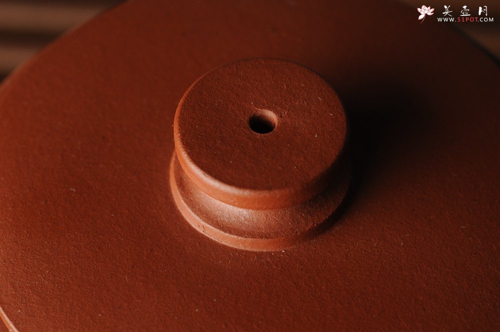 紫砂壶图片：美壶特惠 优质老清水泥文人小壶圆础 助工俞霞即兴装饰 月斜诗梦瘦 风散墨花香 - 宜兴紫砂壶网