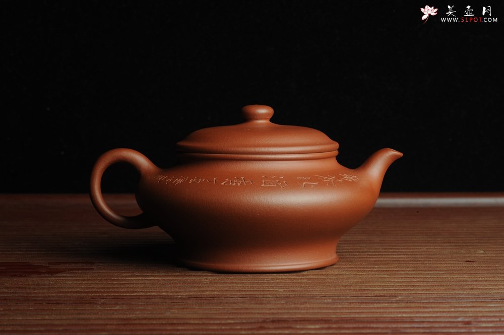 紫砂壶图片：美壶特惠 老清水泥虚扁 助工俞霞老双刀法铭文  若能杯水如名淡 应信春茶比酒浓 - 宜兴紫砂壶网