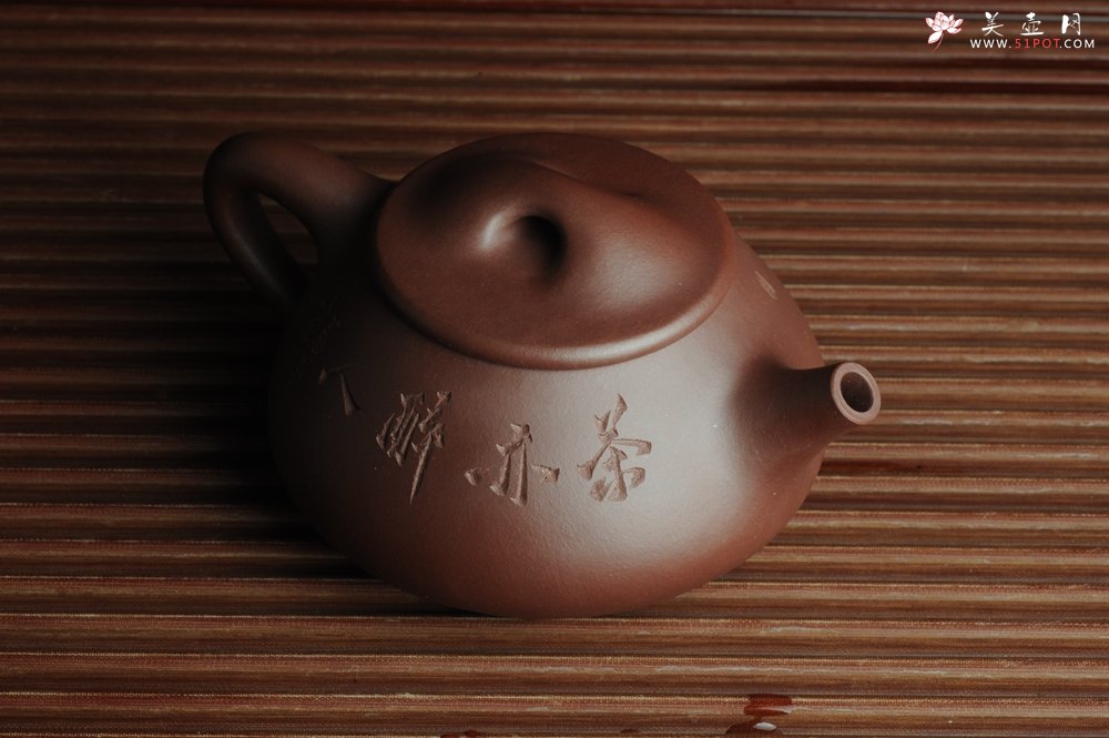 紫砂壶图片：贺岁新品 优质紫茄泥全手工高士煮茶图 茶亦醉人 文气满瓢 - 宜兴紫砂壶网