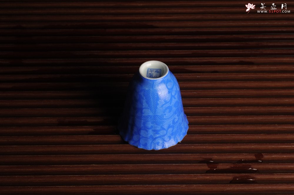 紫砂壶图片：纯手工景德镇摹古雍正蓝色扒花杯 灰常精致 送女友老婆 适合女士 - 宜兴紫砂壶网