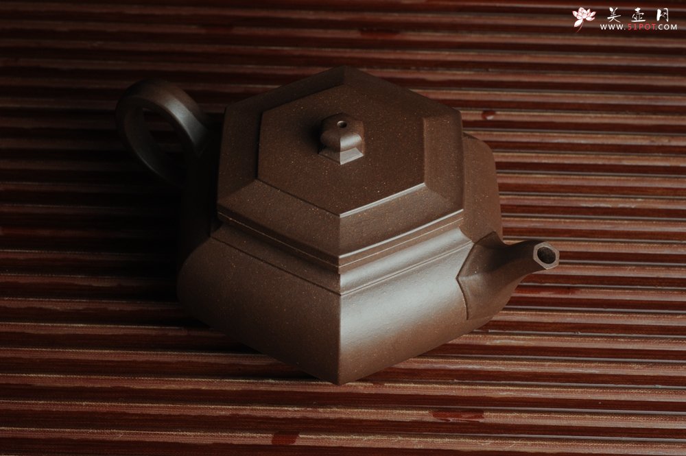 紫砂壶图片：美壶回馈壶友特惠 老紫泥精致全手工大彬六方 - 宜兴紫砂壶网