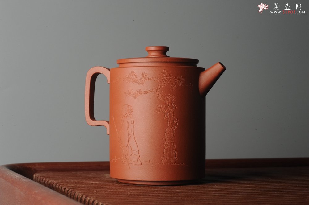 紫砂壶图片：美壶特惠 优质老清水泥文人小壶圆础 助工俞霞即兴装饰 月斜诗梦瘦 风散墨花香 - 宜兴紫砂壶网