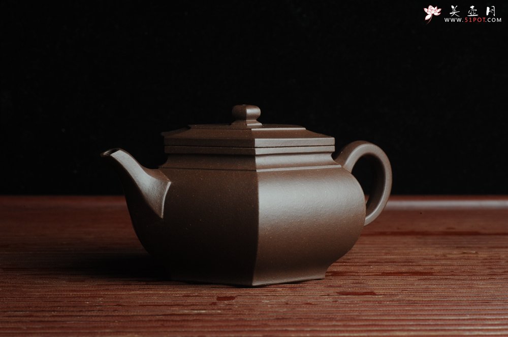 紫砂壶图片：美壶回馈壶友特惠 老紫泥精致全手工大彬六方 - 宜兴紫砂壶网