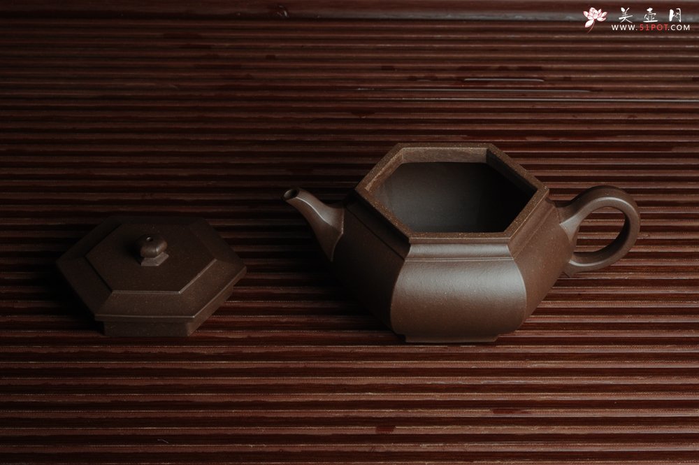 紫砂壶图片：美壶回馈壶友特惠 老紫泥精致全手工大彬六方 - 宜兴紫砂壶网