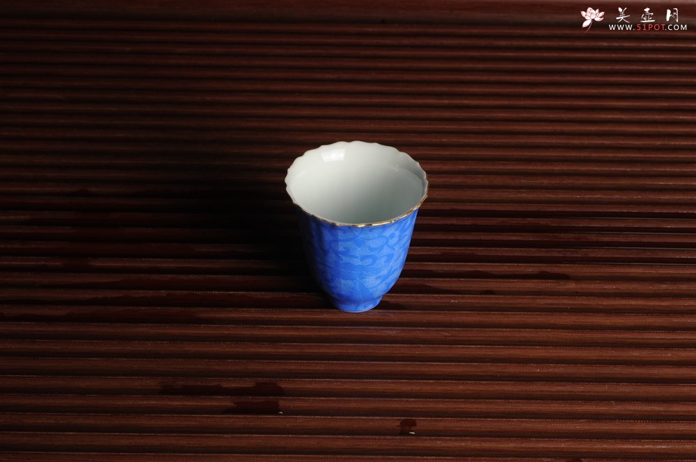 紫砂壶图片：纯手工景德镇摹古雍正蓝色扒花杯 灰常精致 送女友老婆 适合女士 - 宜兴紫砂壶网